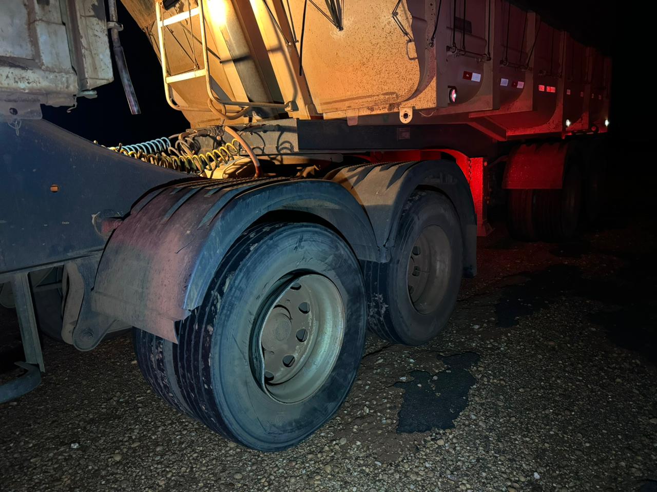 Veículo atingou os pneus da carreta - Foto: Jornal da Nova